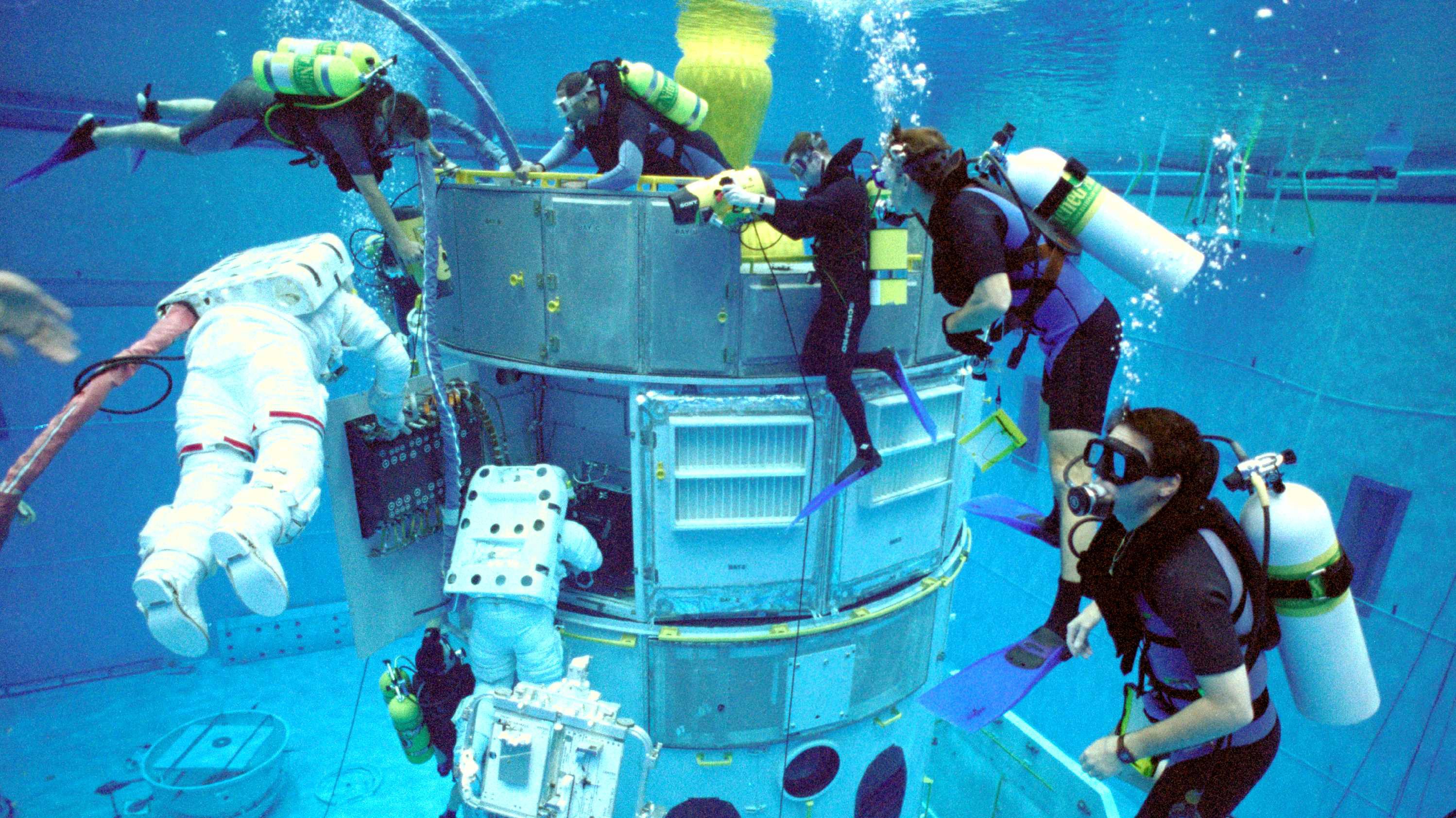 Astronauti_NASA_simulácia pod vodou_asteorid_príprava
